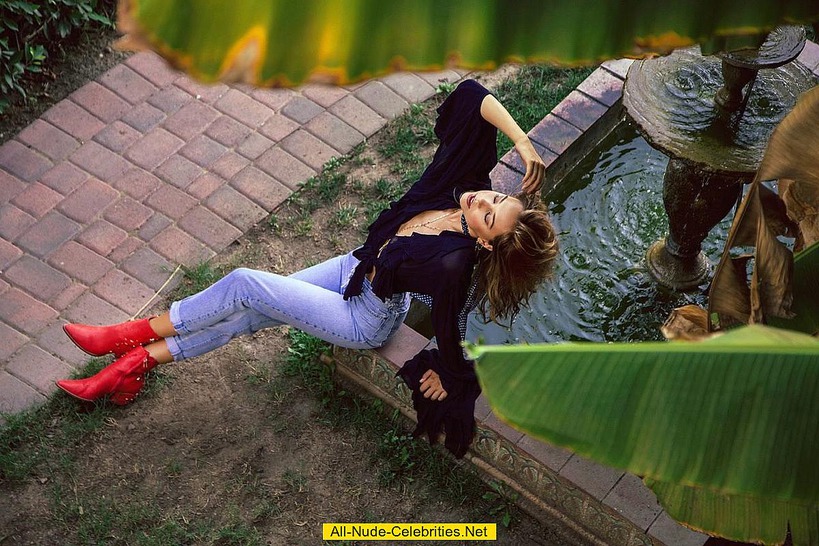 Fahionable Alexis Ren 13