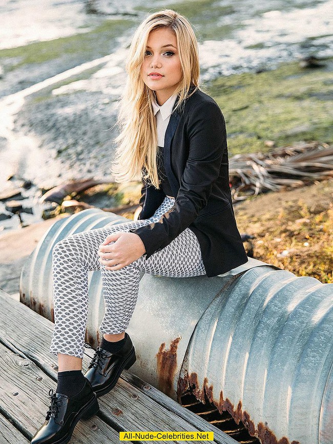 Non-nude Fashion Babe Olivia Holt 01