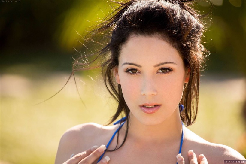 Noelle Easton Strips Off Her Blue Bikini 03