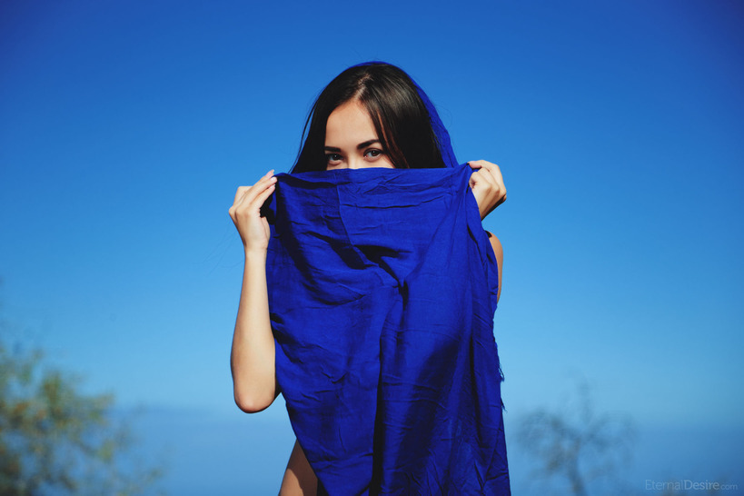 Petite Babe Li Moon Strips To Naked Outdoors 03