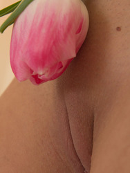 Naked Teen Vanea Got A Tulip