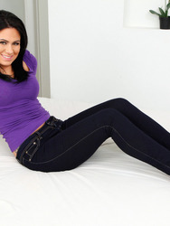 Mia Pearl Spreading In Bed 02