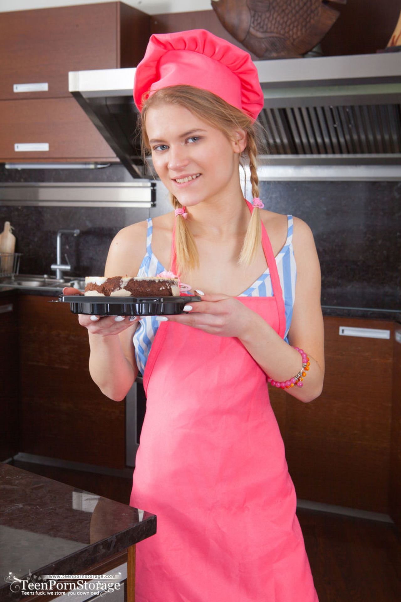 Blonde posing naked 00