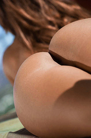 Keisha Grey Shows Off Her Hot Natural Ass